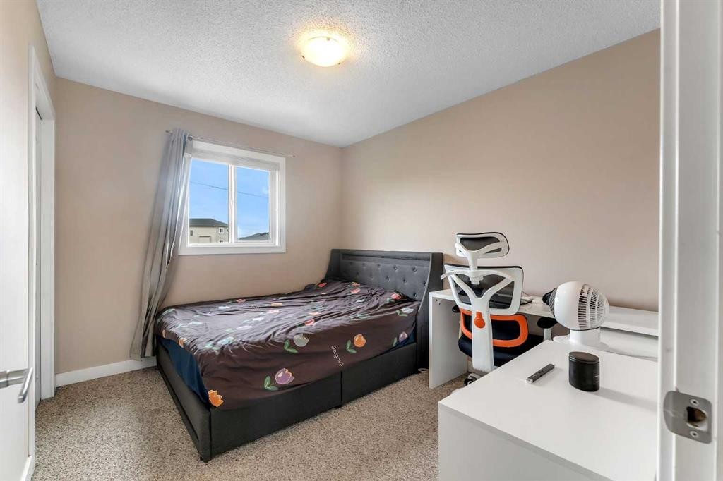 91 Saddlebrook Way Ne, Calgary, AB - Indoor Photo Showing Bedroom