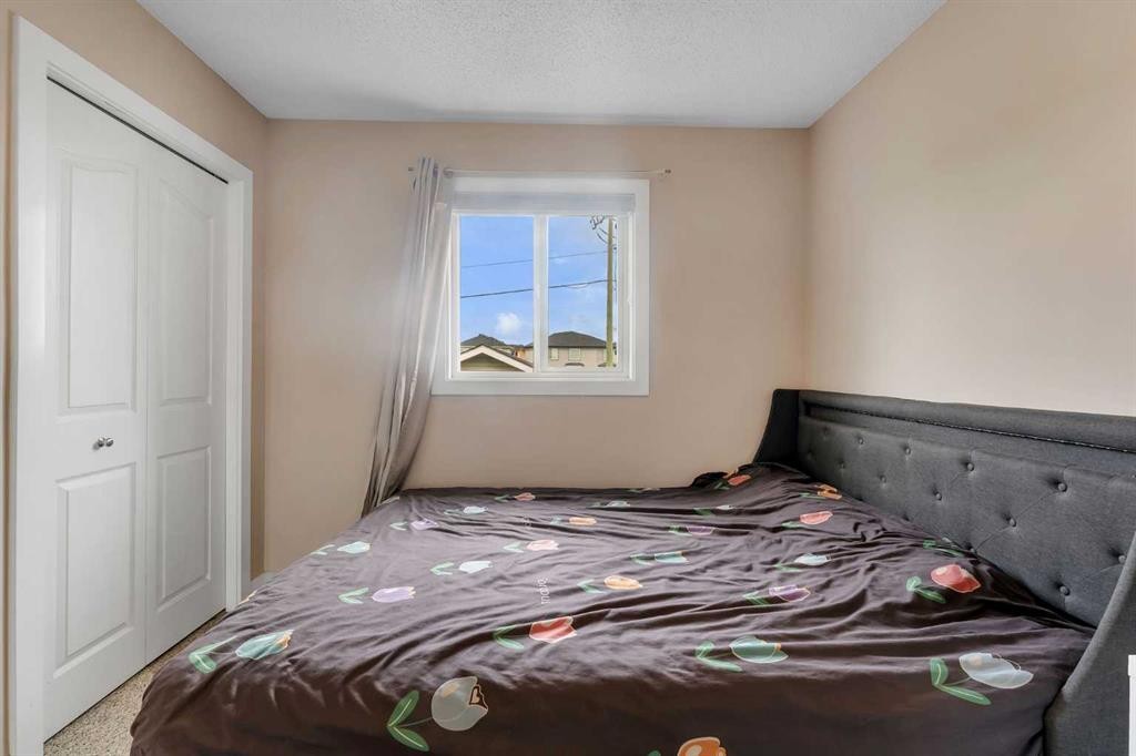 91 Saddlebrook Way Ne, Calgary, AB - Indoor Photo Showing Bedroom