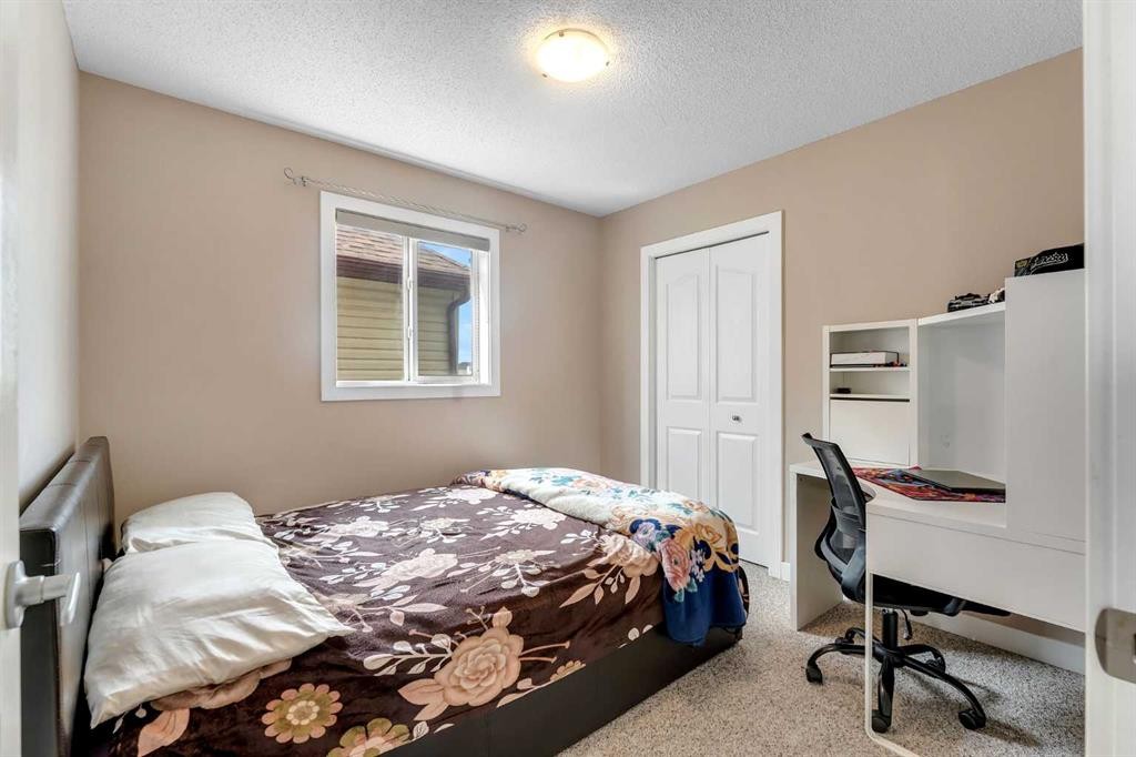 91 Saddlebrook Way Ne, Calgary, AB - Indoor Photo Showing Bedroom