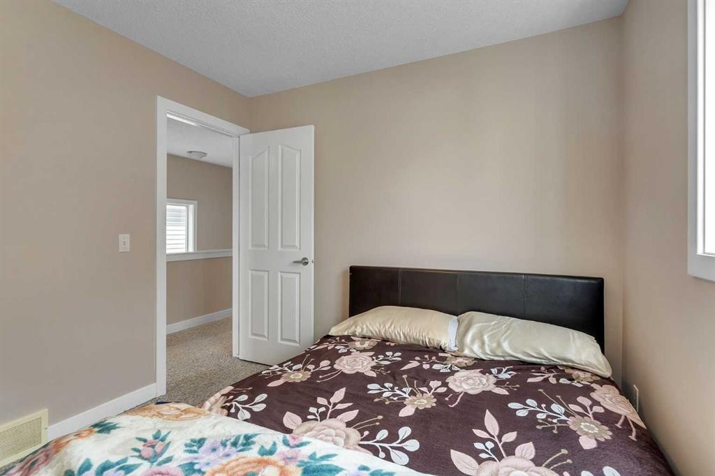 91 Saddlebrook Way Ne, Calgary, AB - Indoor Photo Showing Bedroom