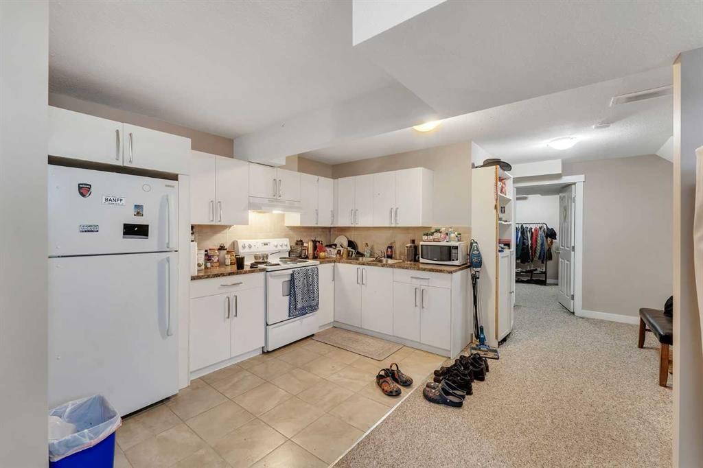 91 Saddlebrook Way Ne, Calgary, AB - Indoor Photo Showing Kitchen