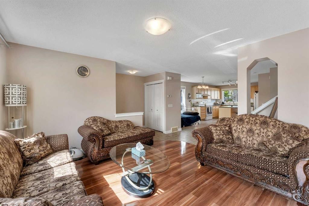 91 Saddlebrook Way Ne, Calgary, AB - Indoor Photo Showing Living Room