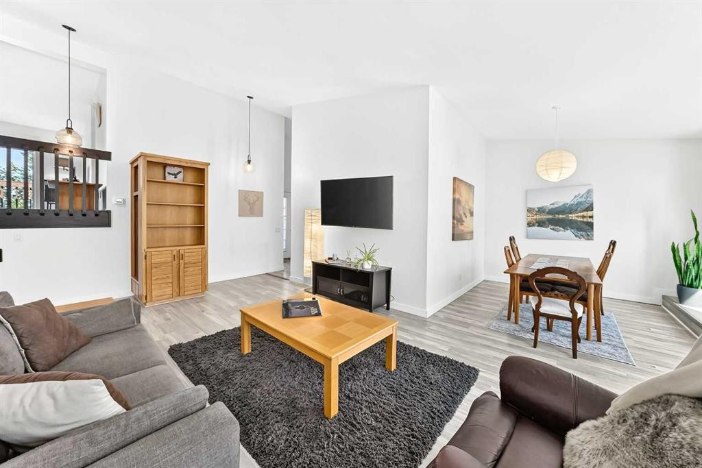 31 Ranchridge Way Nw, Calgary, AB - Indoor Photo Showing Living Room