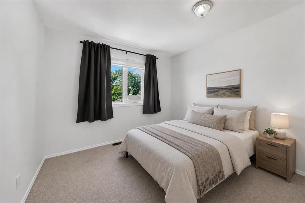 31 Ranchridge Way Nw, Calgary, AB - Indoor Photo Showing Bedroom