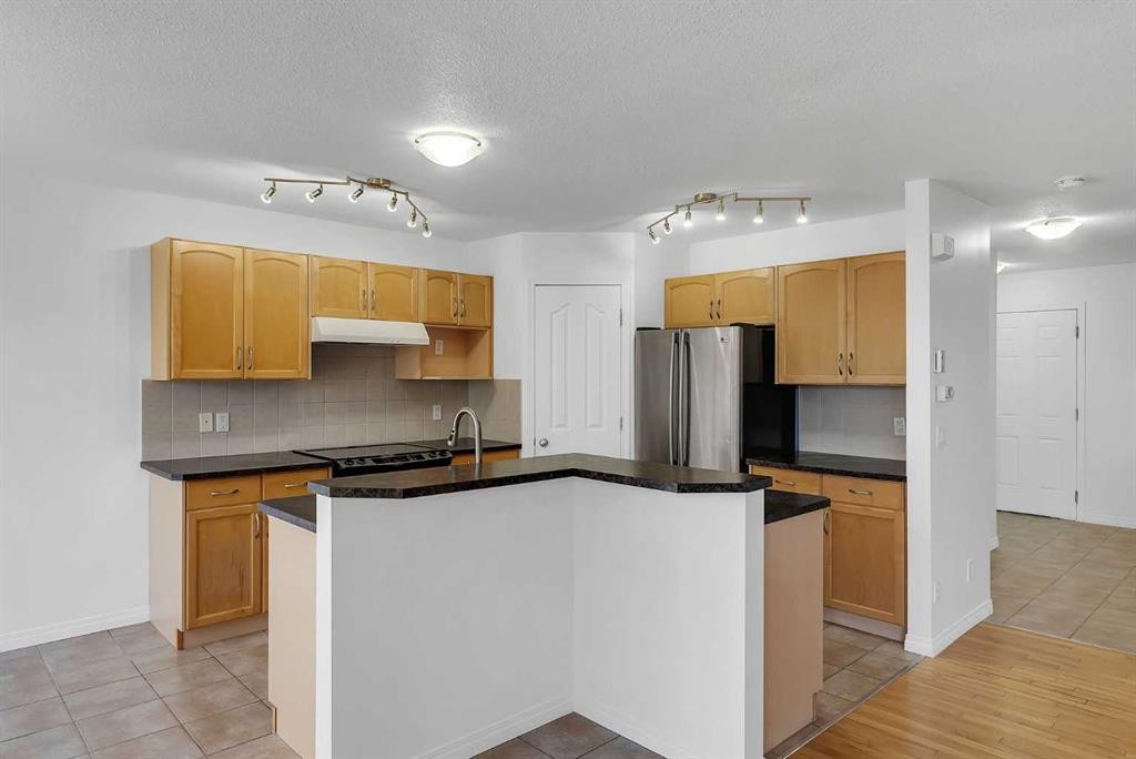 7 Saddlecrest Terrace Ne, Calgary, AB - Indoor Photo Showing Kitchen