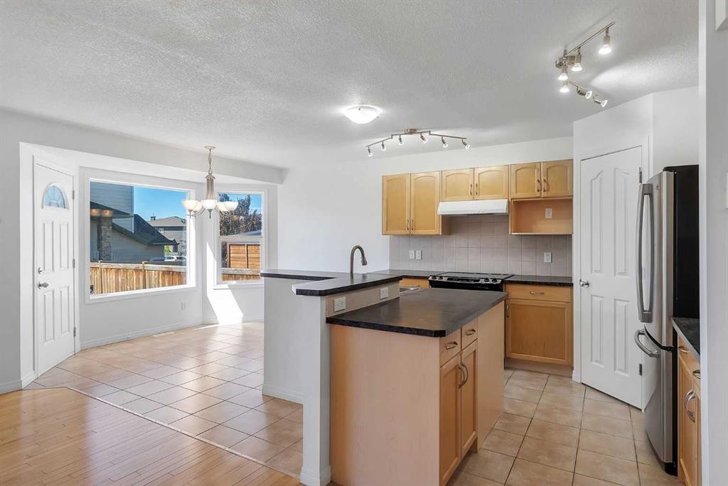 7 Saddlecrest Terrace Ne, Calgary, AB - Indoor Photo Showing Kitchen