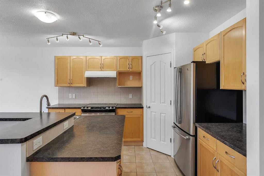 7 Saddlecrest Terrace Ne, Calgary, AB - Indoor Photo Showing Kitchen