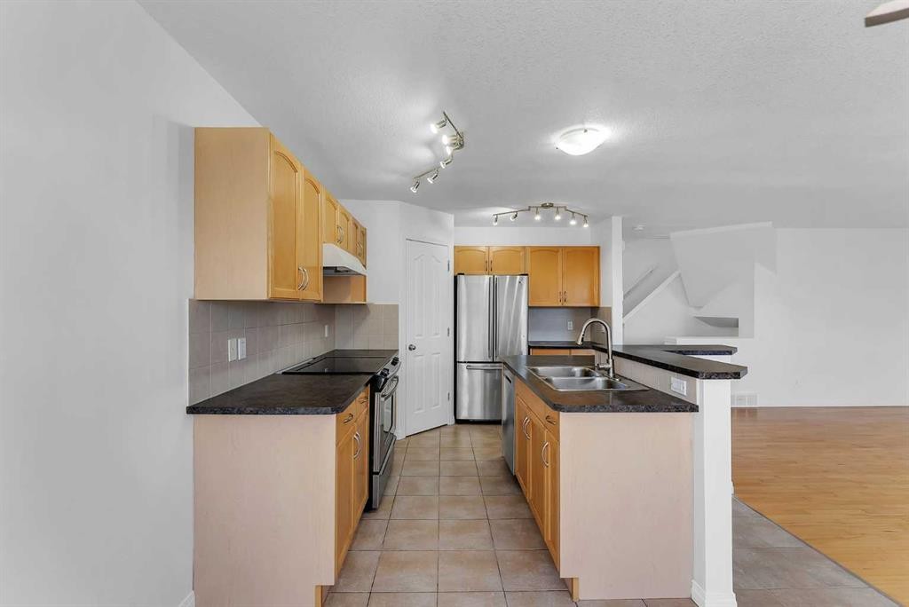 7 Saddlecrest Terrace Ne, Calgary, AB - Indoor Photo Showing Kitchen With Double Sink