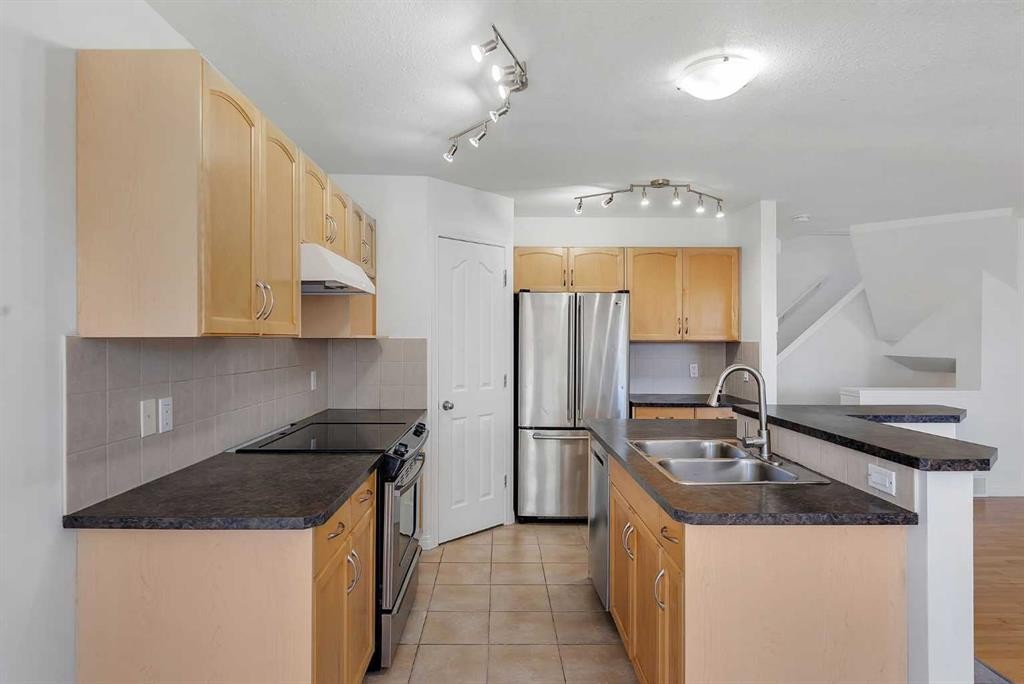 7 Saddlecrest Terrace Ne, Calgary, AB - Indoor Photo Showing Kitchen With Double Sink