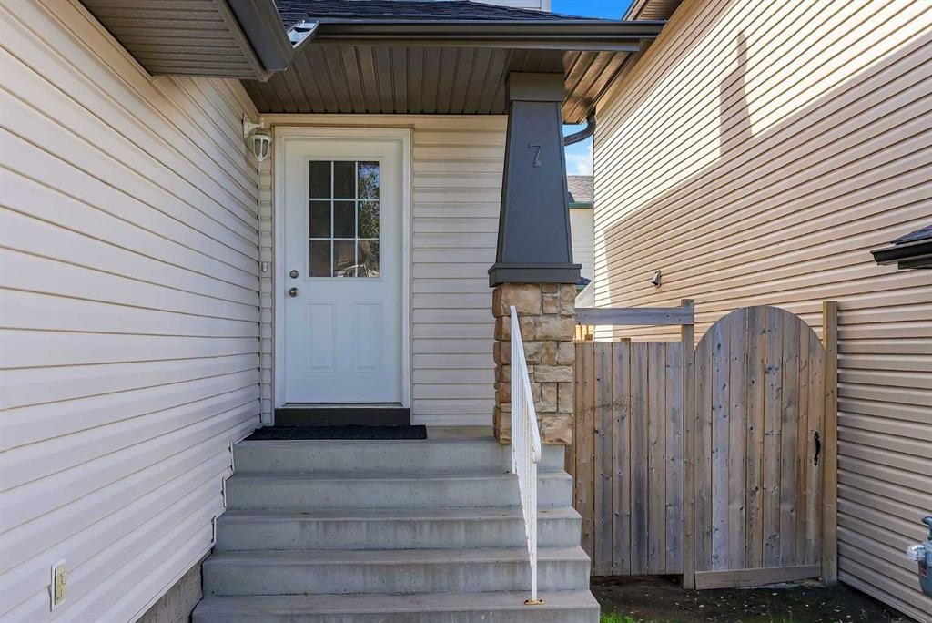 7 Saddlecrest Terrace Ne, Calgary, AB - Outdoor With Exterior