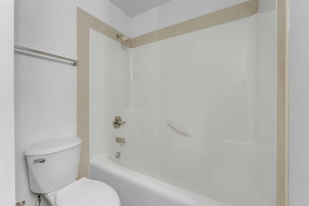 7 Saddlecrest Terrace Ne, Calgary, AB - Indoor Photo Showing Bathroom