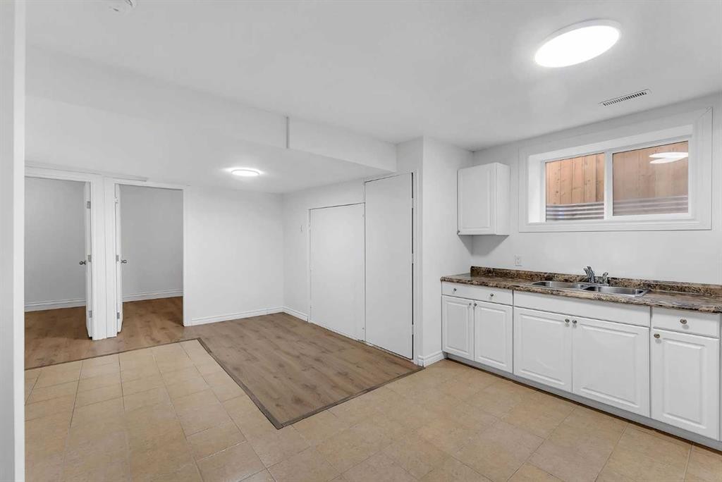 7 Saddlecrest Terrace Ne, Calgary, AB - Indoor Photo Showing Kitchen With Double Sink