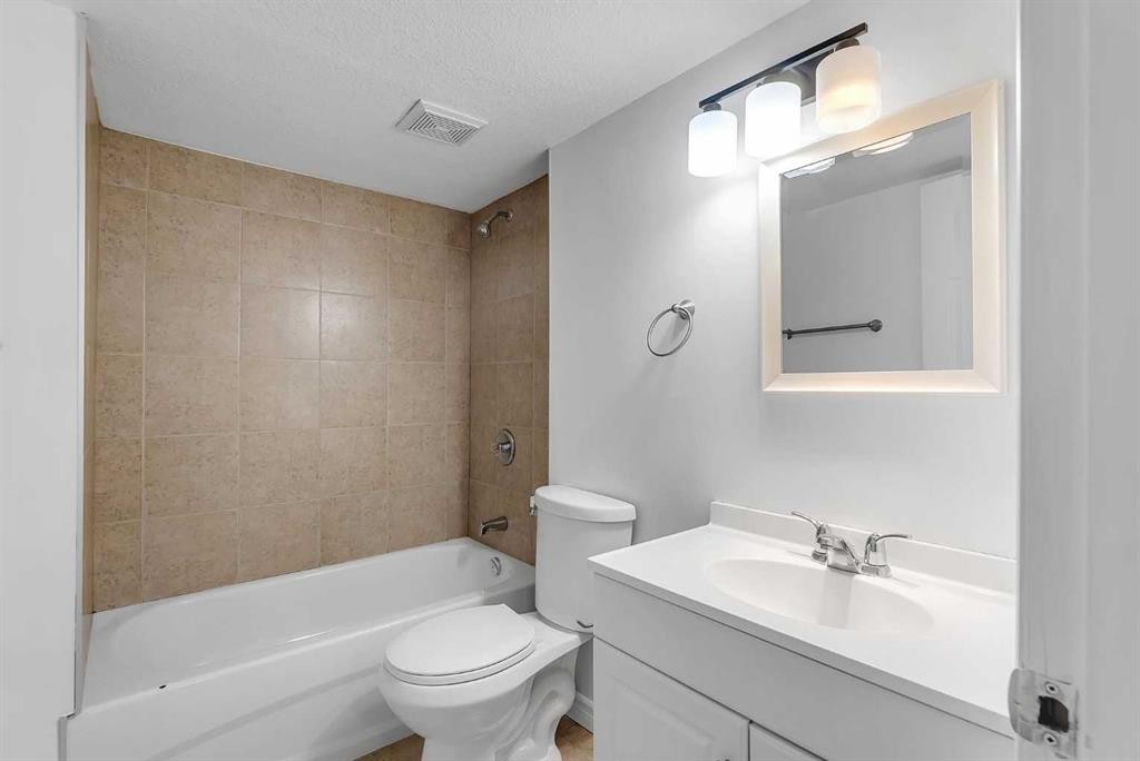 7 Saddlecrest Terrace Ne, Calgary, AB - Indoor Photo Showing Bathroom