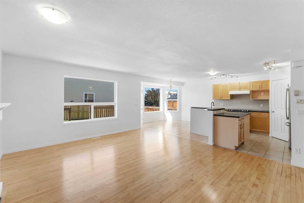7 Saddlecrest Terrace Ne, Calgary, AB - Indoor Photo Showing Kitchen