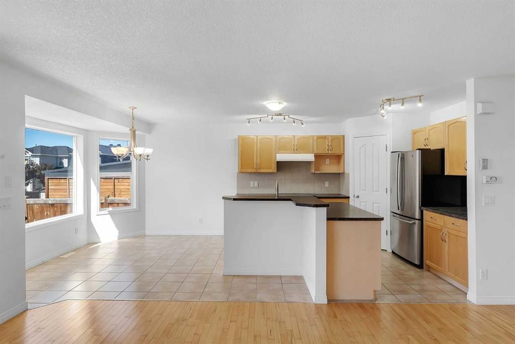 7 Saddlecrest Terrace Ne, Calgary, AB - Indoor Photo Showing Kitchen