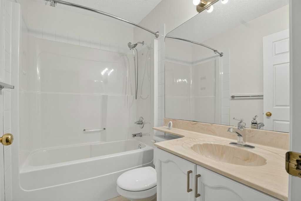 338 Panamount Drive Nw, Calgary, AB - Indoor Photo Showing Bathroom