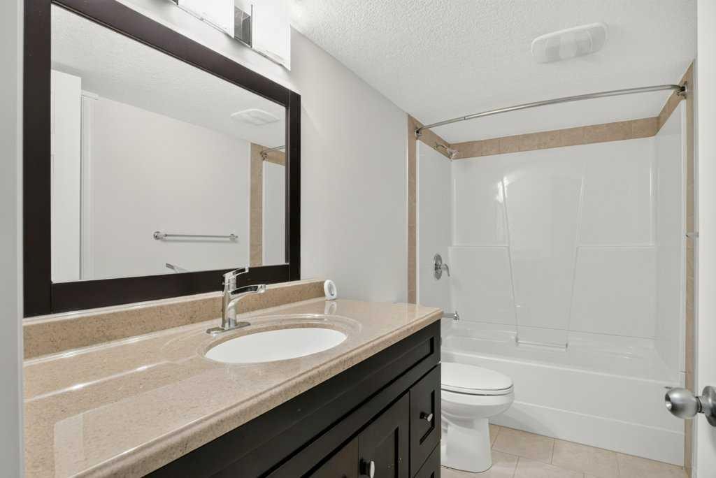 338 Panamount Drive Nw, Calgary, AB - Indoor Photo Showing Bathroom