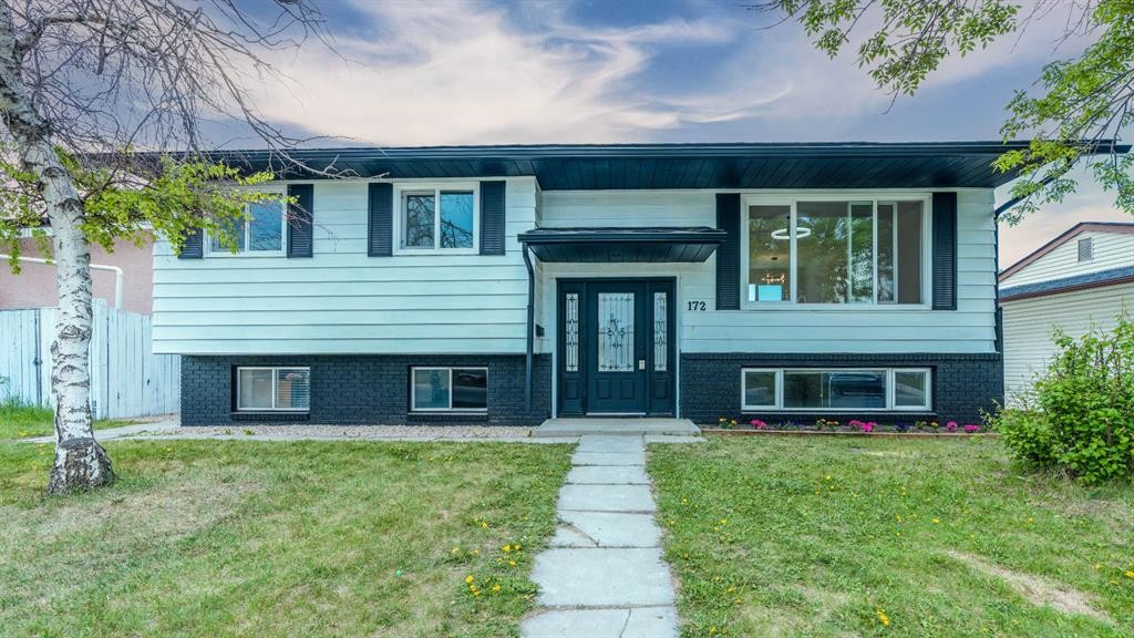 172 Pinewind Road Ne, Calgary, AB - Outdoor With Facade