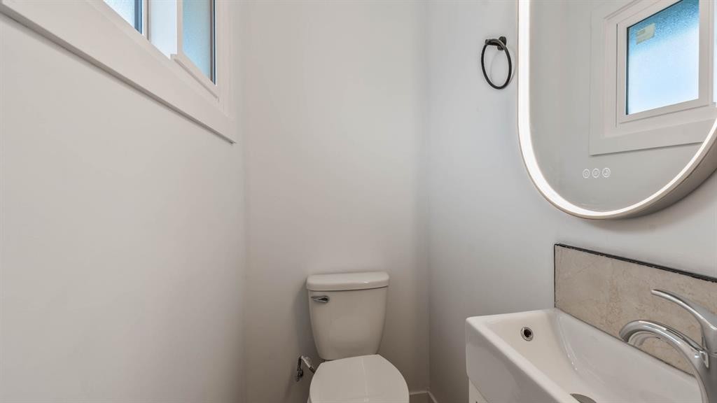 172 Pinewind Road Ne, Calgary, AB - Indoor Photo Showing Bathroom