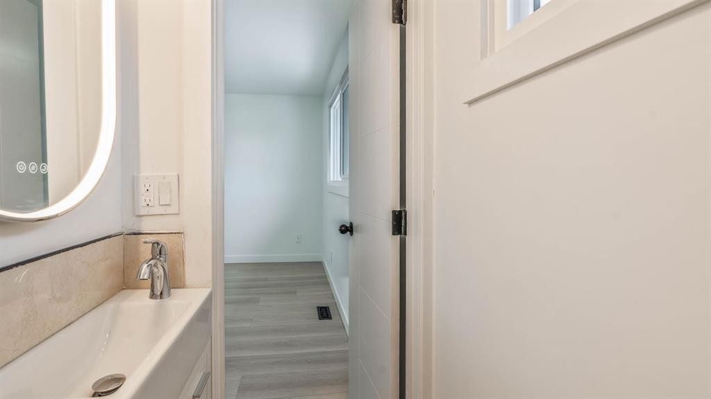 172 Pinewind Road Ne, Calgary, AB - Indoor Photo Showing Bathroom