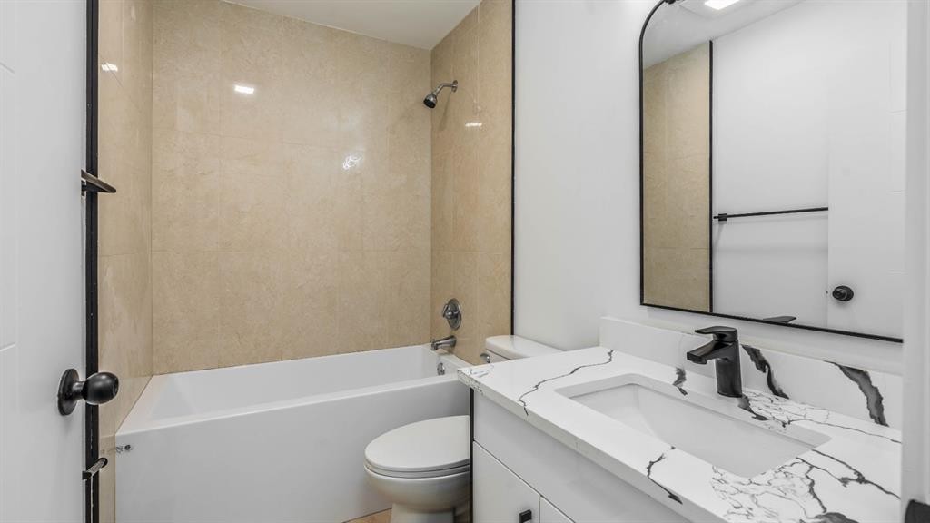172 Pinewind Road Ne, Calgary, AB - Indoor Photo Showing Bathroom