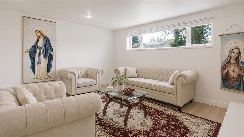 172 Pinewind Road Ne, Calgary, AB - Indoor Photo Showing Living Room