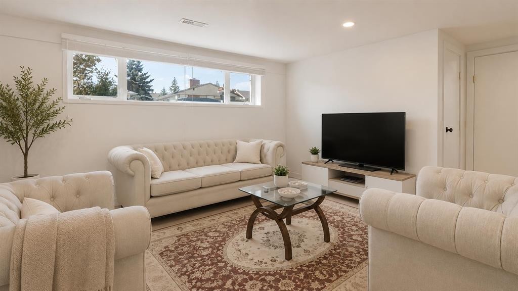 172 Pinewind Road Ne, Calgary, AB - Indoor Photo Showing Living Room