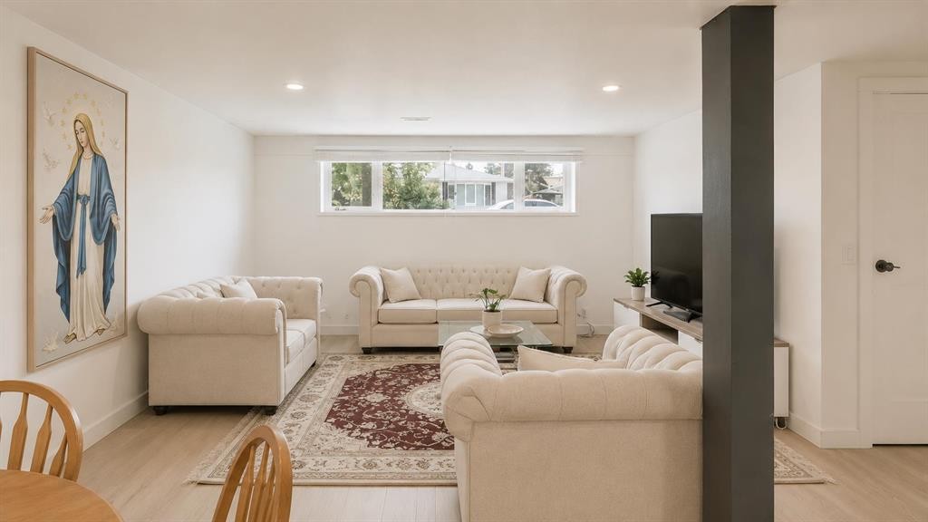 172 Pinewind Road Ne, Calgary, AB - Indoor Photo Showing Living Room
