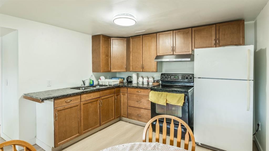 172 Pinewind Road Ne, Calgary, AB - Indoor Photo Showing Kitchen With Double Sink