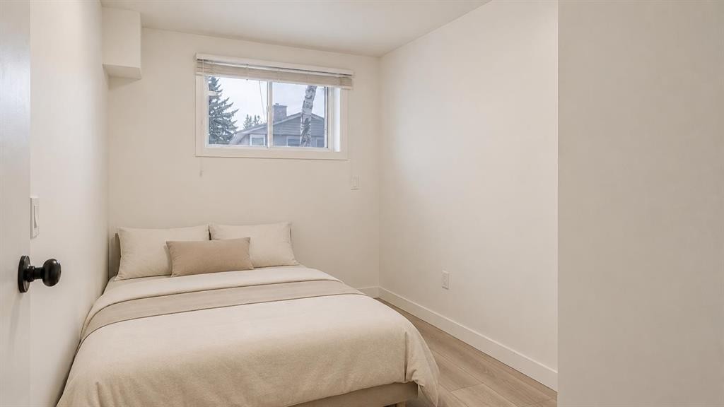 172 Pinewind Road Ne, Calgary, AB - Indoor Photo Showing Bedroom