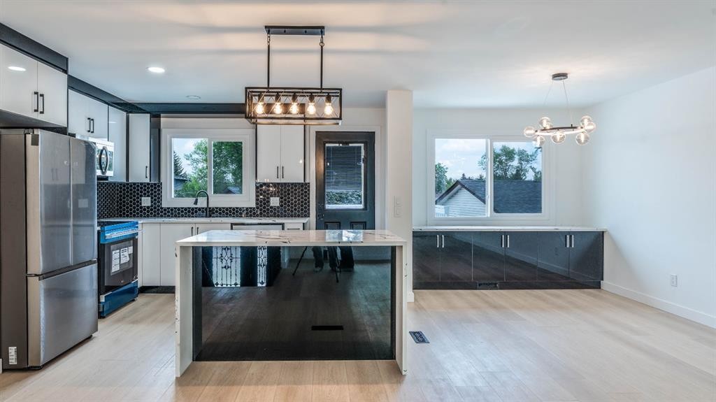 172 Pinewind Road Ne, Calgary, AB - Indoor Photo Showing Kitchen