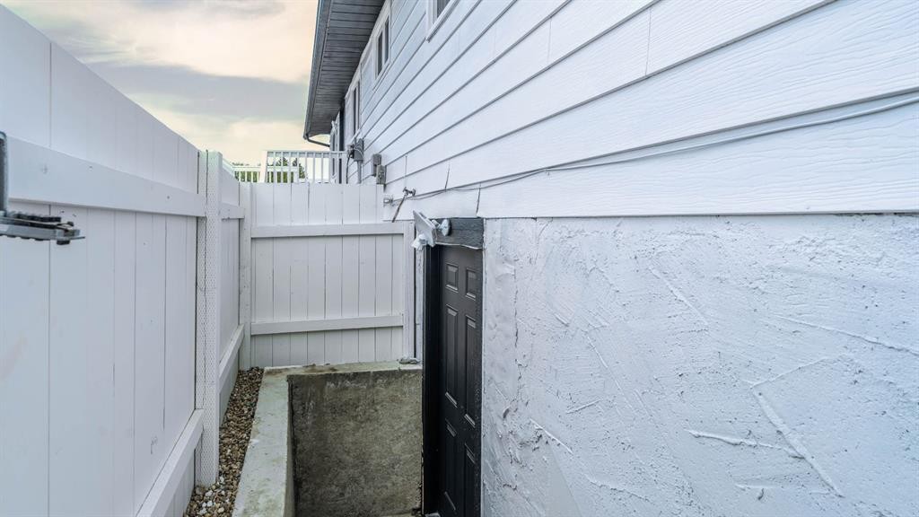 172 Pinewind Road Ne, Calgary, AB - Outdoor