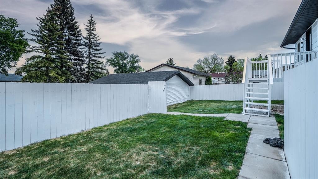 172 Pinewind Road Ne, Calgary, AB - Outdoor