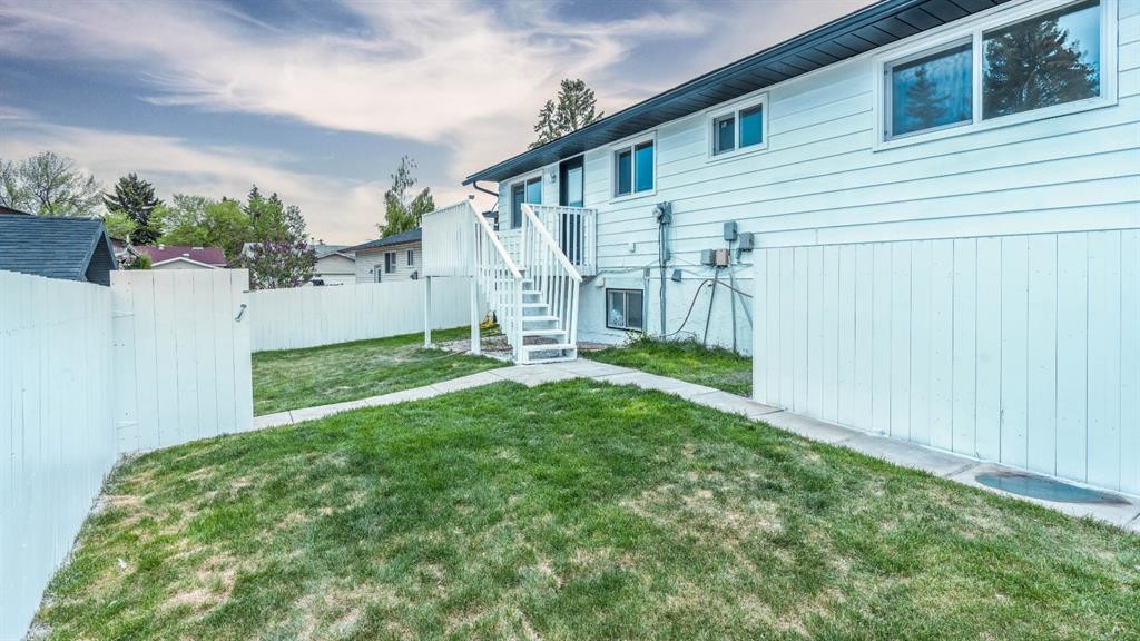 172 Pinewind Road Ne, Calgary, AB - Outdoor