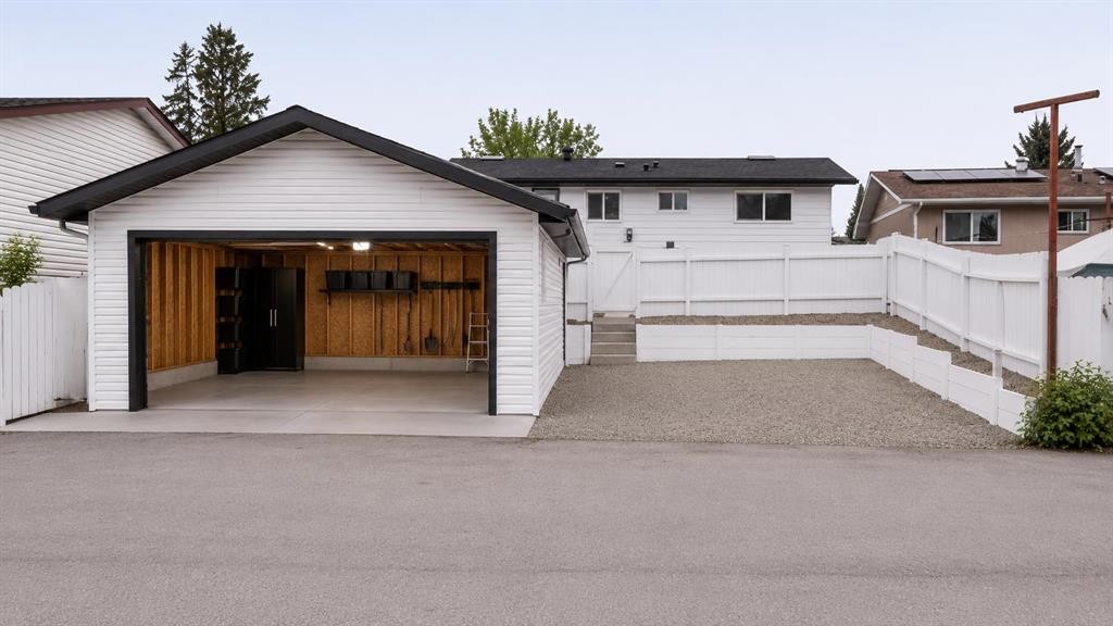 172 Pinewind Road Ne, Calgary, AB - Outdoor With Exterior