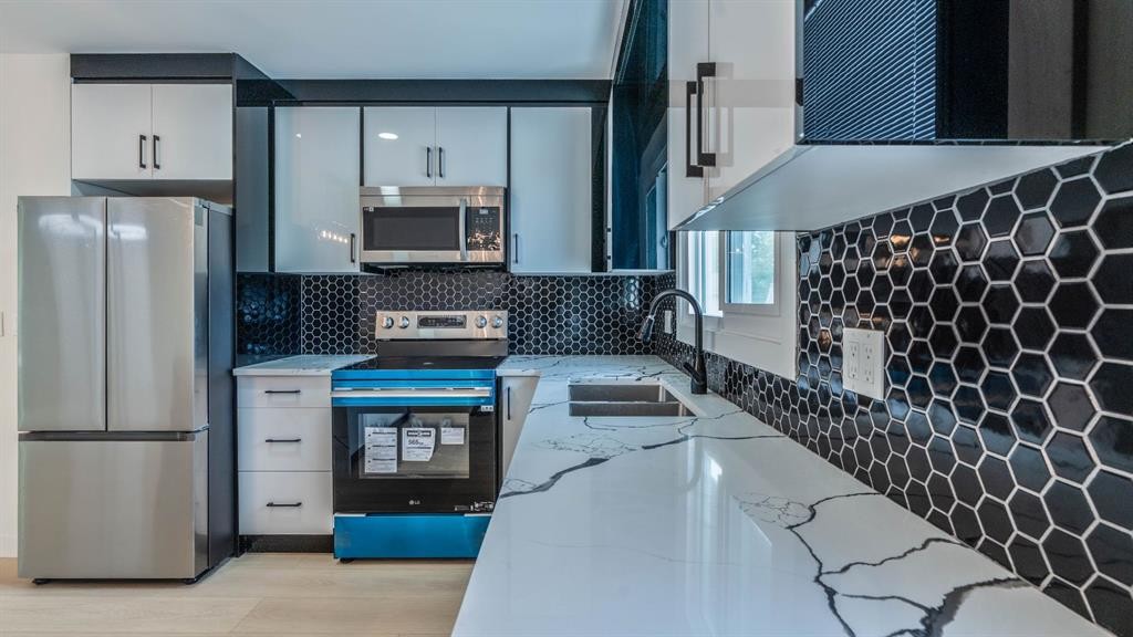 172 Pinewind Road Ne, Calgary, AB - Indoor Photo Showing Kitchen With Stainless Steel Kitchen