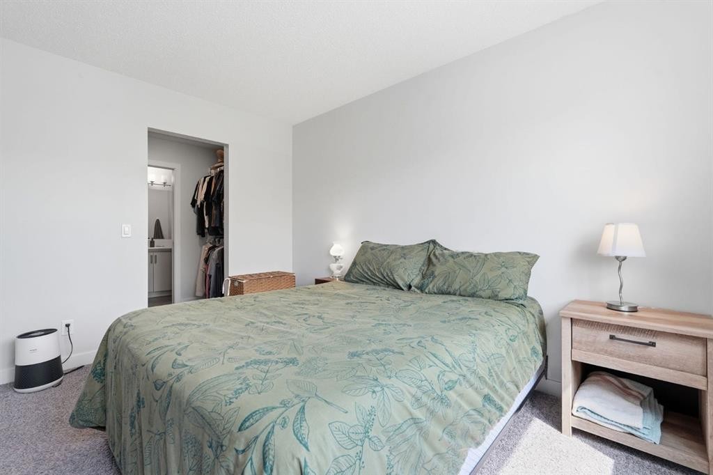 15 Tuscany Summit Square Nw, Calgary, AB - Indoor Photo Showing Bedroom