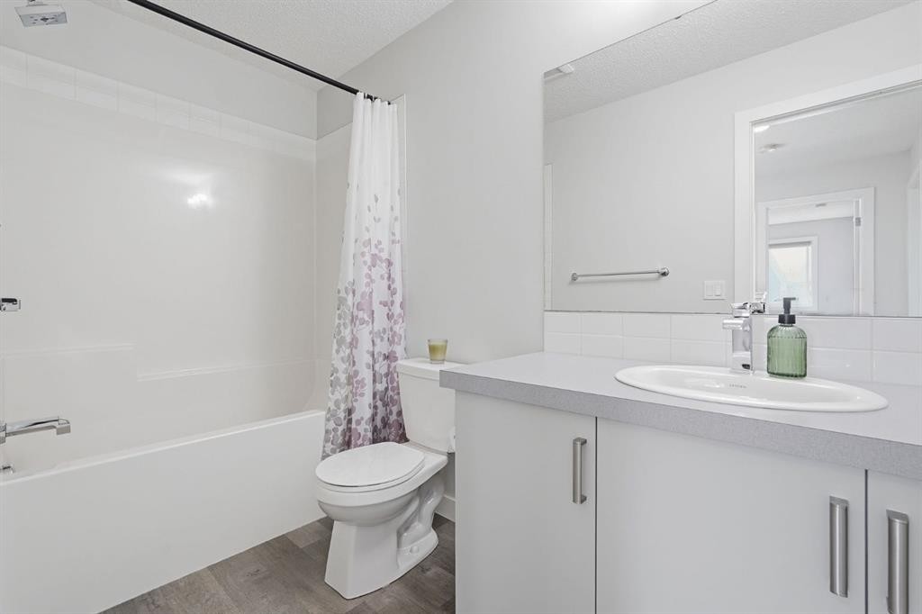 15 Tuscany Summit Square Nw, Calgary, AB - Indoor Photo Showing Bathroom