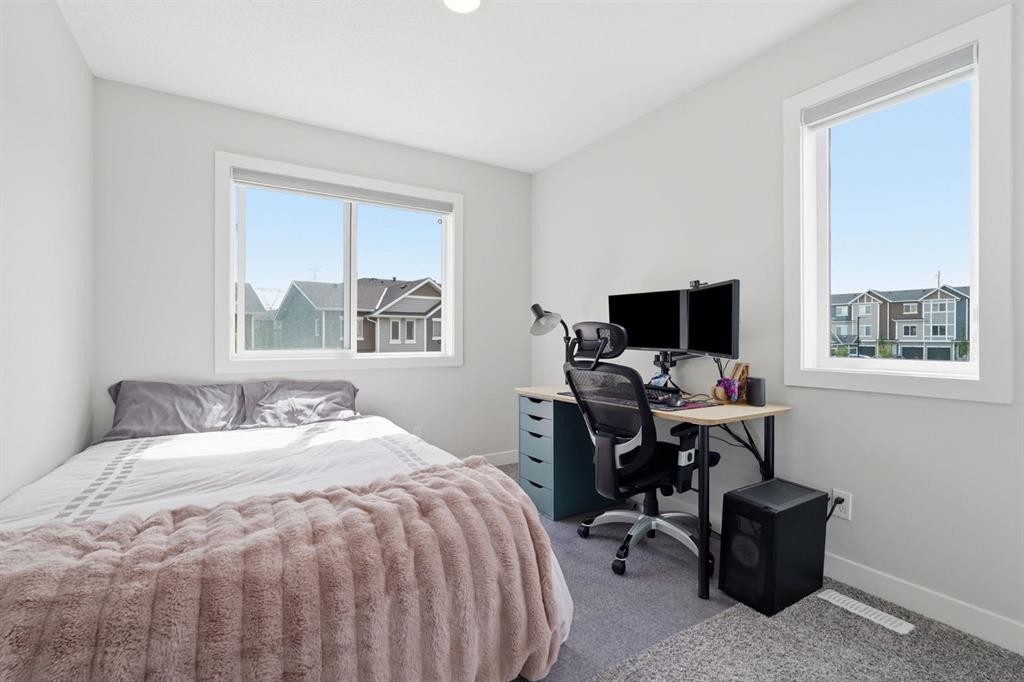 15 Tuscany Summit Square Nw, Calgary, AB - Indoor Photo Showing Bedroom