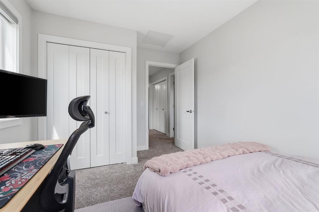 15 Tuscany Summit Square Nw, Calgary, AB - Indoor Photo Showing Bedroom
