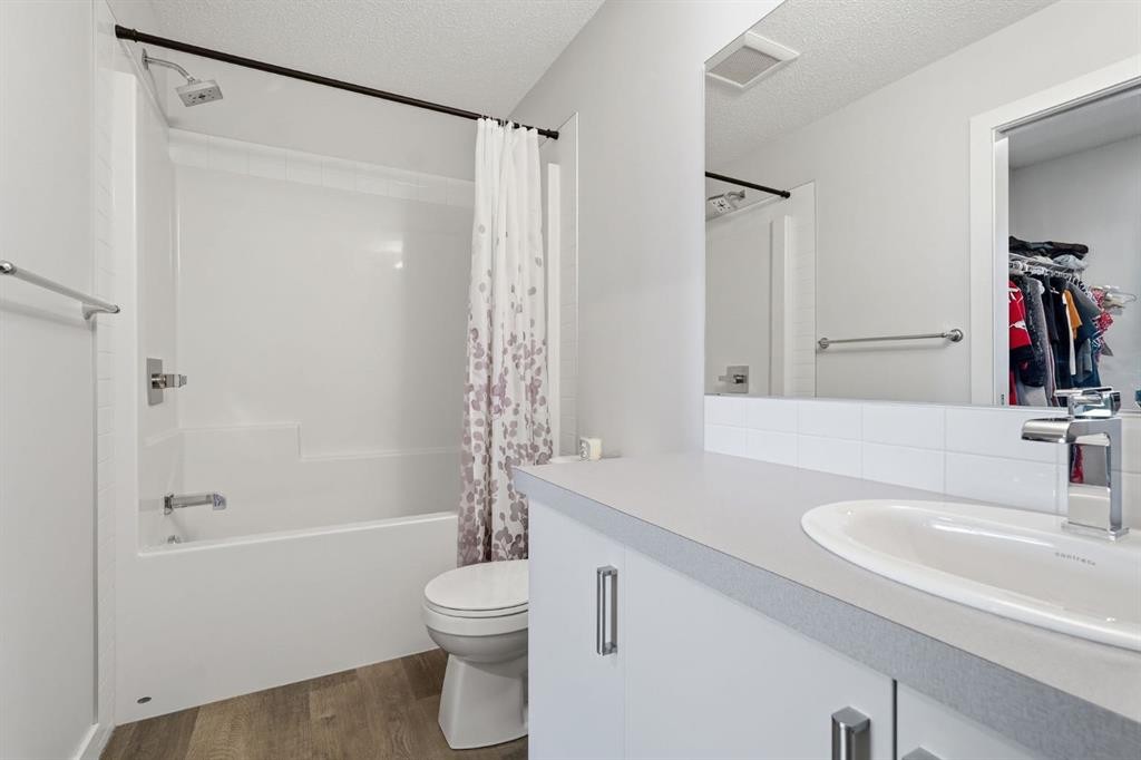 15 Tuscany Summit Square Nw, Calgary, AB - Indoor Photo Showing Bathroom