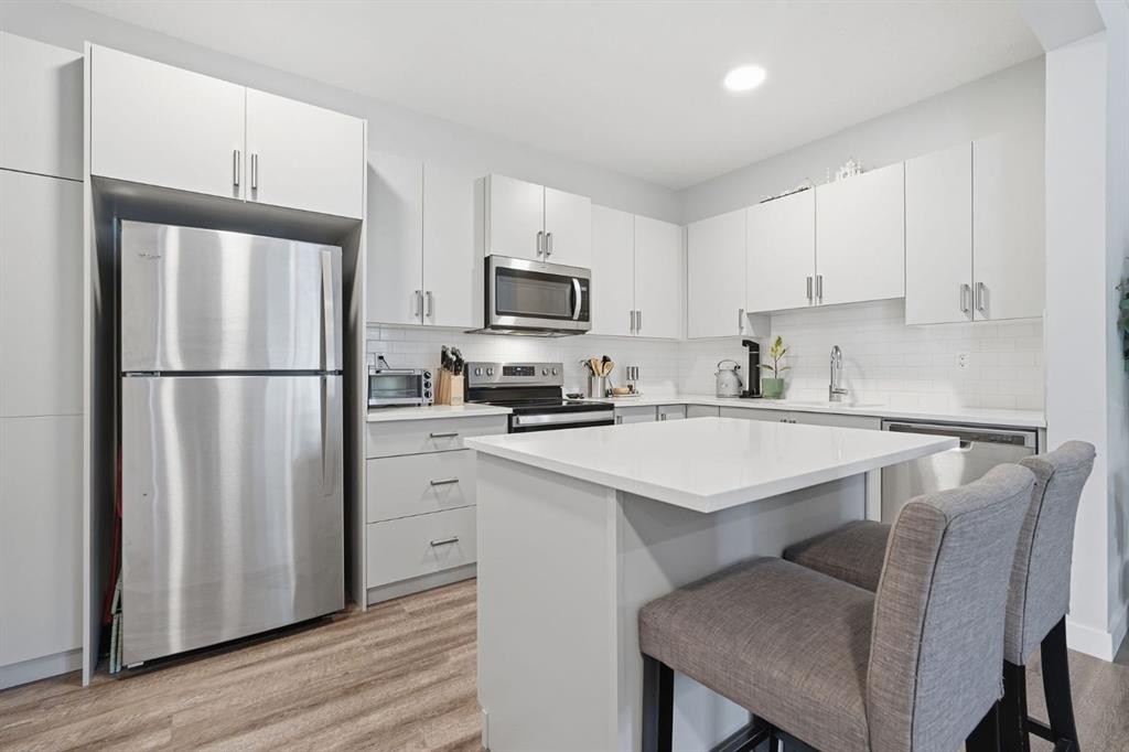 15 Tuscany Summit Square Nw, Calgary, AB - Indoor Photo Showing Kitchen With Upgraded Kitchen