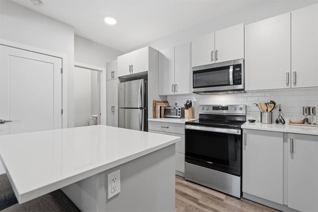 15 Tuscany Summit Square Nw, Calgary, AB - Indoor Photo Showing Kitchen
