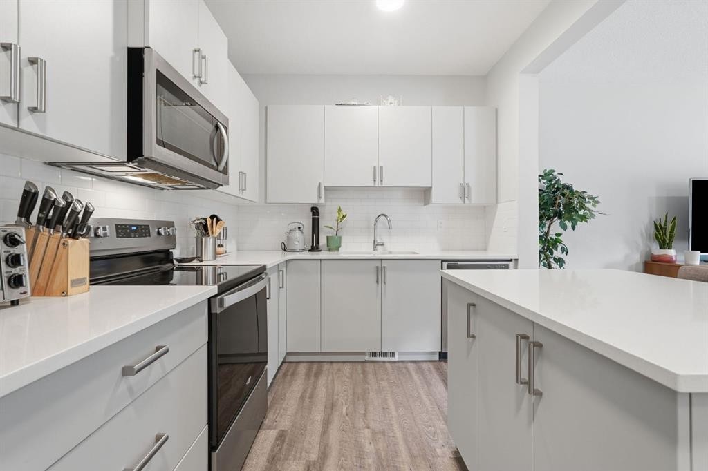 15 Tuscany Summit Square Nw, Calgary, AB - Indoor Photo Showing Kitchen With Upgraded Kitchen