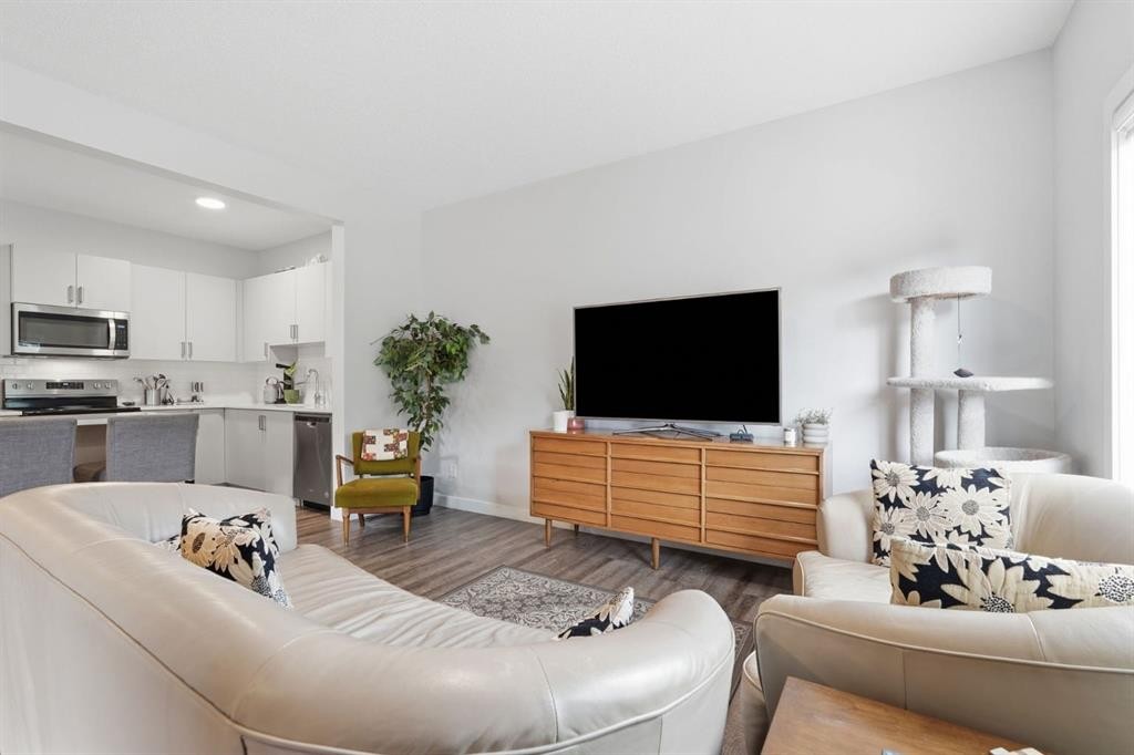 15 Tuscany Summit Square Nw, Calgary, AB - Indoor Photo Showing Living Room
