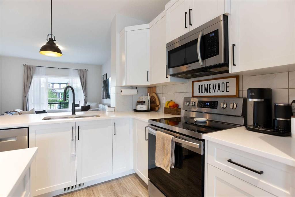 136 Highview Gate Se, Airdrie, AB - Indoor Photo Showing Kitchen