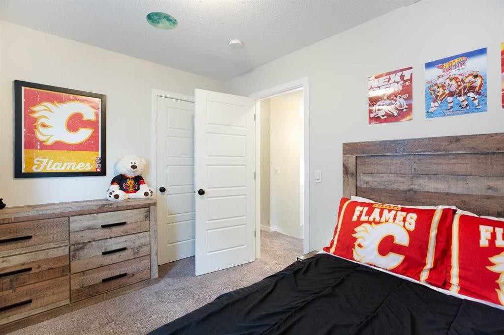136 Highview Gate Se, Airdrie, AB - Indoor Photo Showing Bedroom