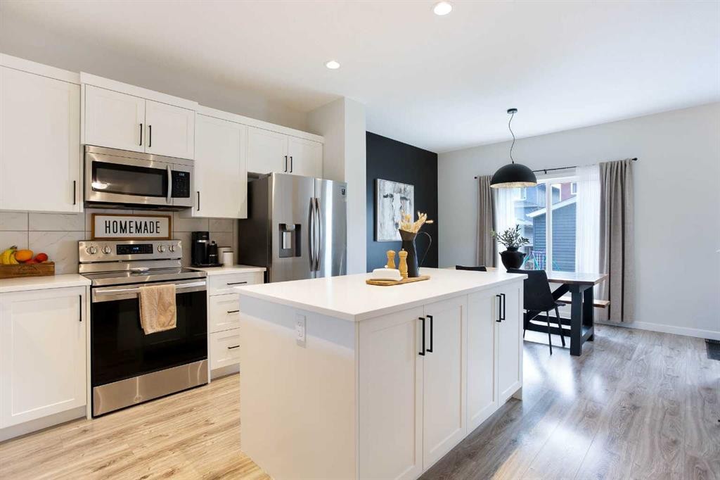 136 Highview Gate Se, Airdrie, AB - Indoor Photo Showing Kitchen