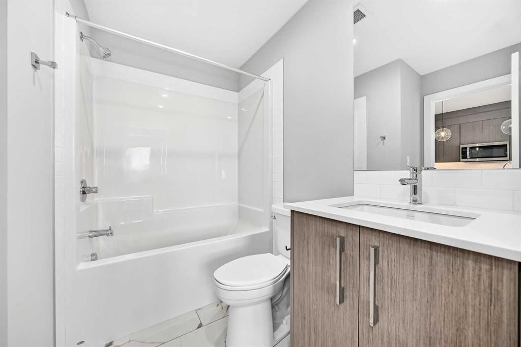 1217-63 Corner Glen Crescent Ne, Calgary, AB - Indoor Photo Showing Bathroom