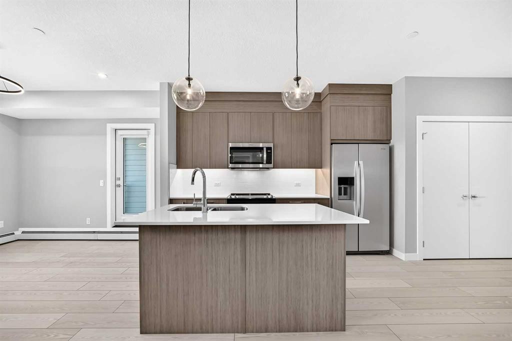 1217-63 Corner Glen Crescent Ne, Calgary, AB - Indoor Photo Showing Kitchen With Double Sink With Upgraded Kitchen
